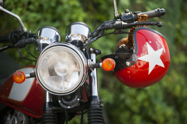 Yamaha SR500 Frontansicht mit Helm